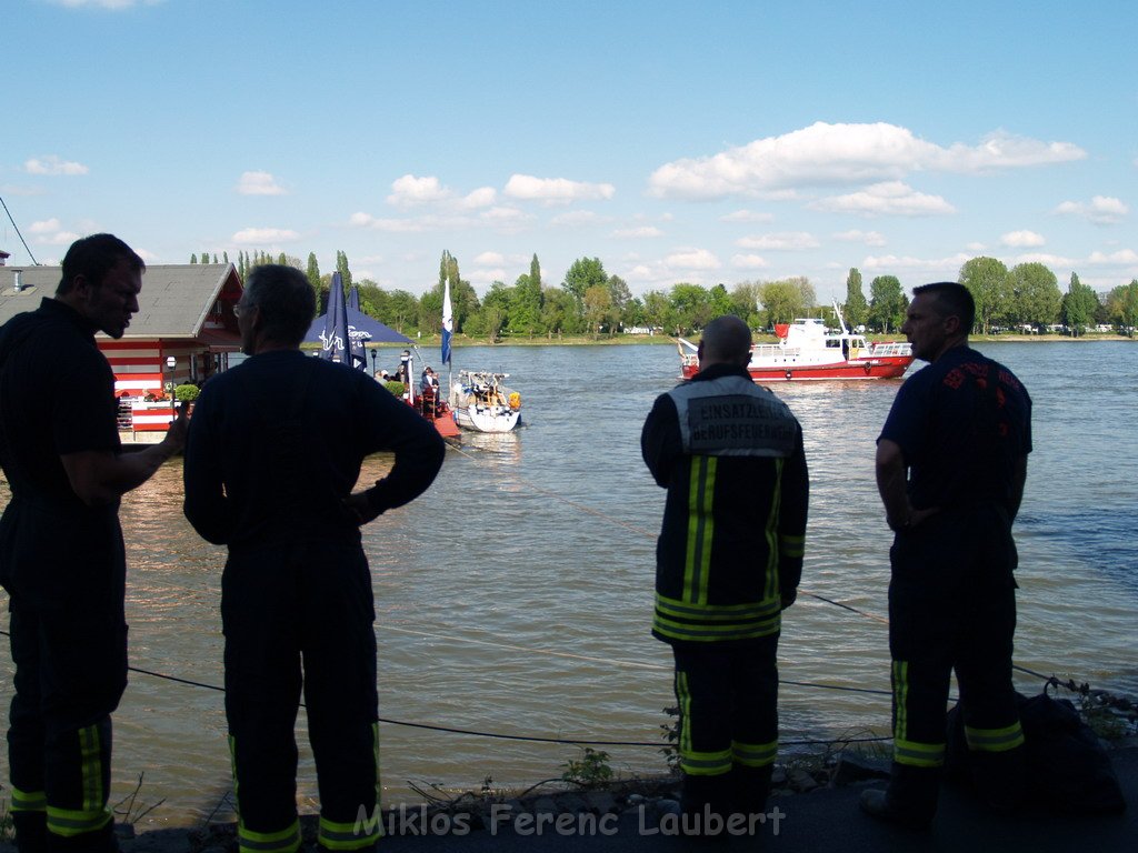 Motor Segelboot mit Motorschaden trieb gegen Alte Liebe bei Koeln Rodenkirchen P041.JPG